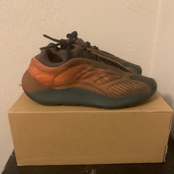 YEEZY 700 V3 COPPER FADE SIZE 11.5M - Picture 5 of 6